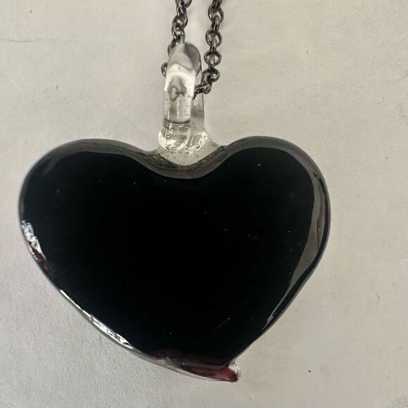 Grey  and black glass heart pendant necklace - Picture 7 of 9